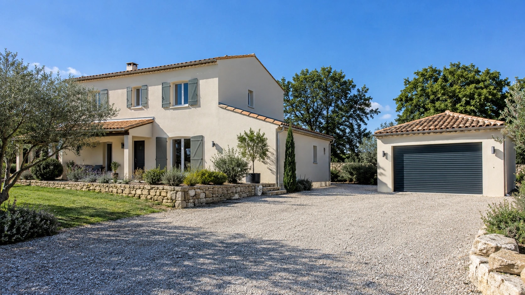 Porte de garage enroulable gris anthracite sur le garage indépendant d’une villa provençale